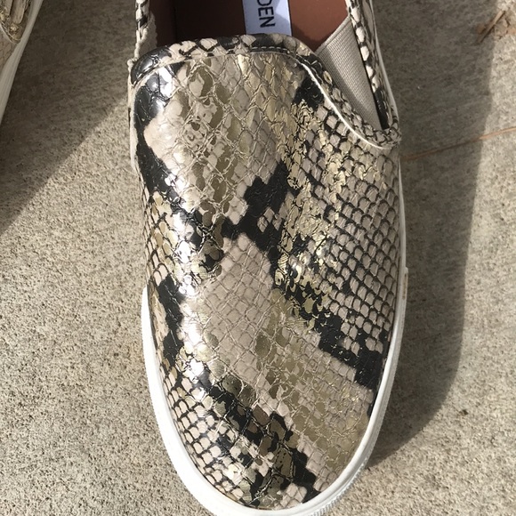 Steve Madden slip on snake like shoes size 8 1/2 - Picture 2 of 6